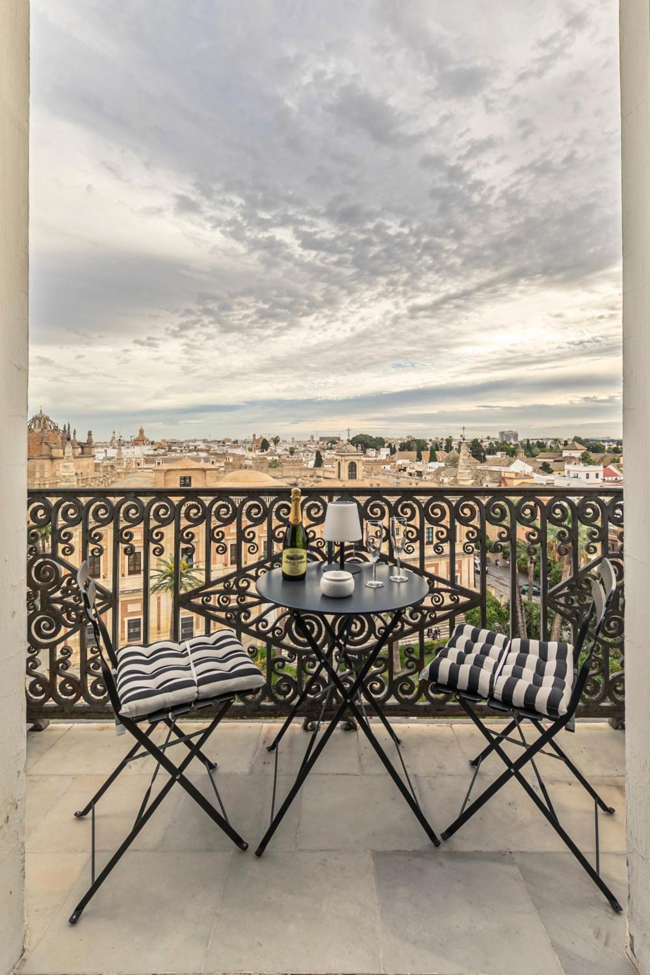 Isg Apartments The Most Exclusive Apartment In Sevillaparking ภายนอก รูปภาพ